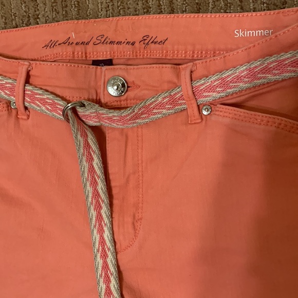 Gloria Vanderbilt capris. Peach, slimming-stretchy, decorative belt. Size 10 - Picture 2 of 5